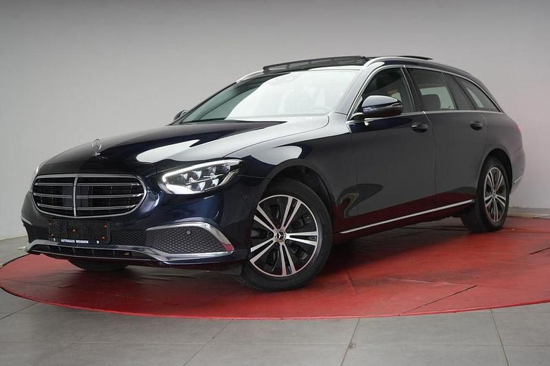 Blau Gebraucht 2022 Mercedes E300 Exclusive Limousine | 34.990 € (Superpreis) - Bild 1/4