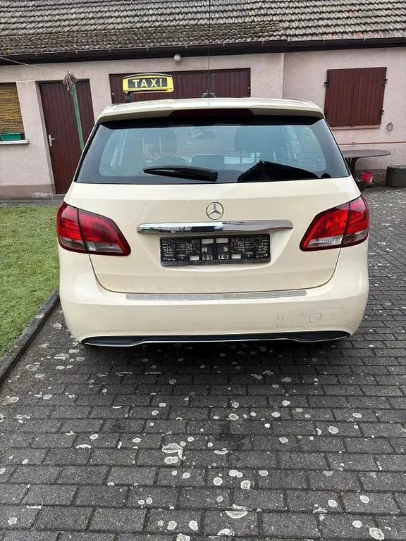 Gebraucht Mercedes B180 109 PS (80 kW) 2016 Gelb Kleinwagen