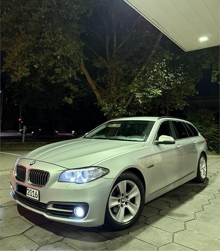 Silber Gebraucht 2015 BMW 520 Comfort Edition Kombi | 10.950 € (Superpreis) - Bild 1/4