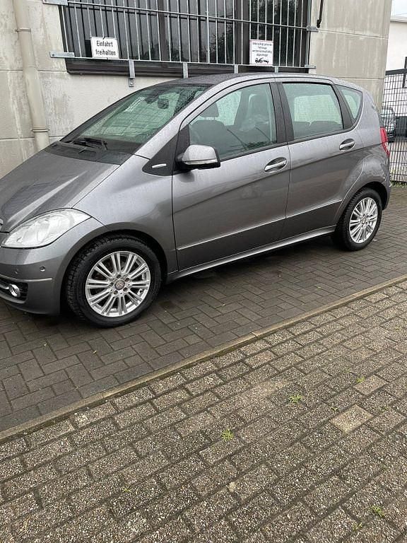 Grau Gebraucht 2011 Mercedes A160 Elegance Van / Kleinbus | 7.900 € (Fairer Preis) - Bild 1/4
