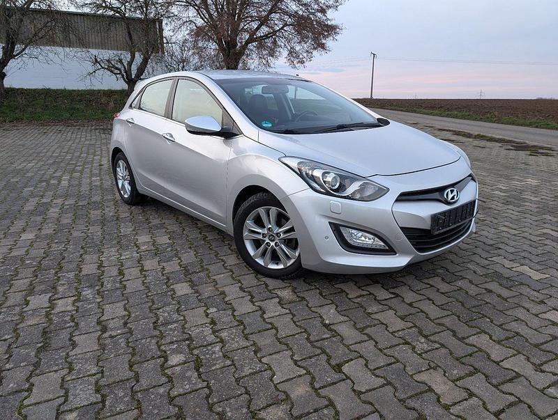 Silber Gebraucht 2013 Hyundai i30 Style Limousine | 7.990 € (Fairer Preis) - Bild 1/4