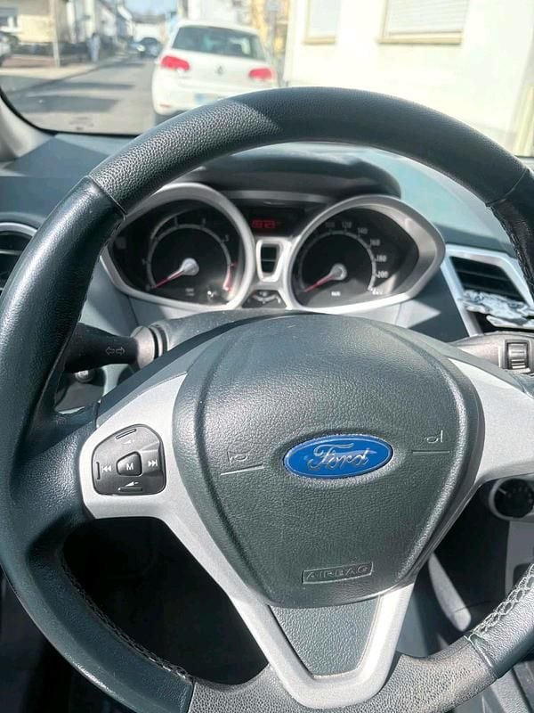 Gebraucht Ford Fiesta 82 PS (60 kW) 2010 Silber Kleinwagen