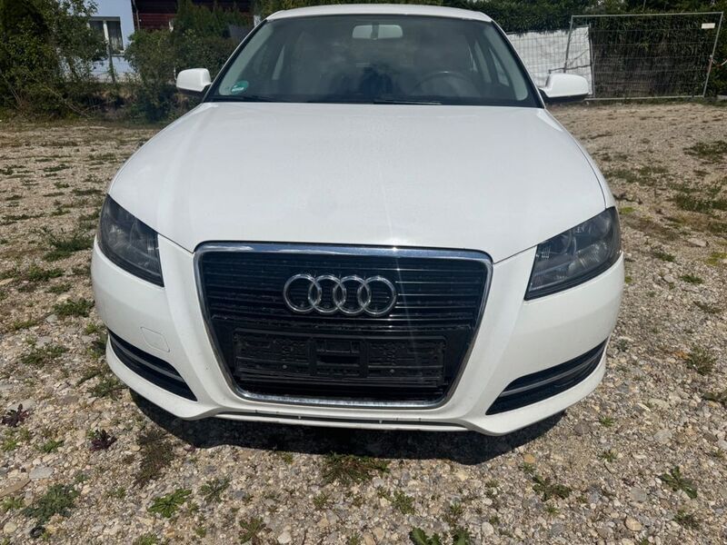 Weiß Gebraucht 2010 Audi A3 Attraction Limousine | 3.850 € (Guter Preis) - Bild 1/4