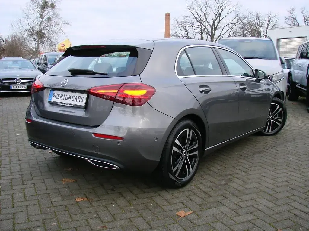 Gebraucht Mercedes A200 Progressive 150 PS (110 kW) 2025 Mountaingrau (metallic) Limousine