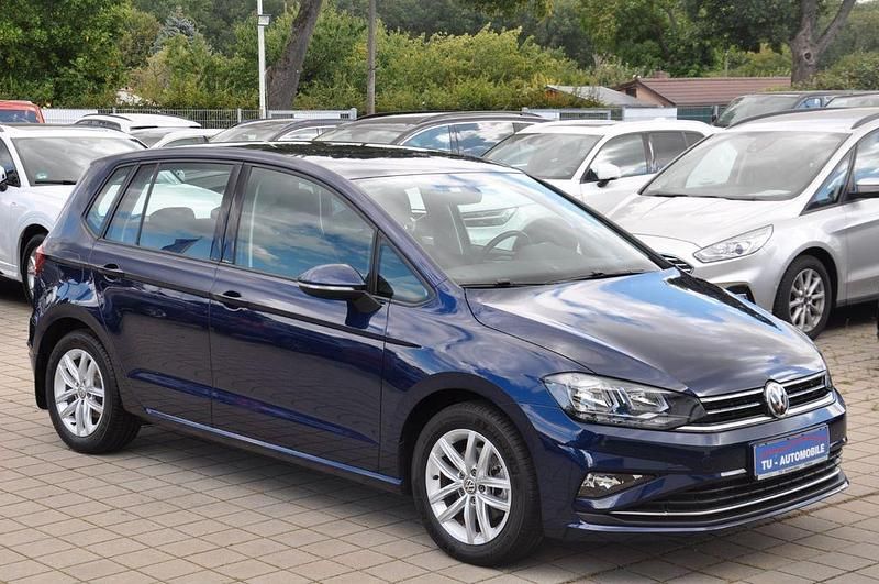 Blau Gebraucht 2018 VW Golf Sportsvan Van / Kleinbus | 16.990 € (Guter Preis) - Bild 1/4