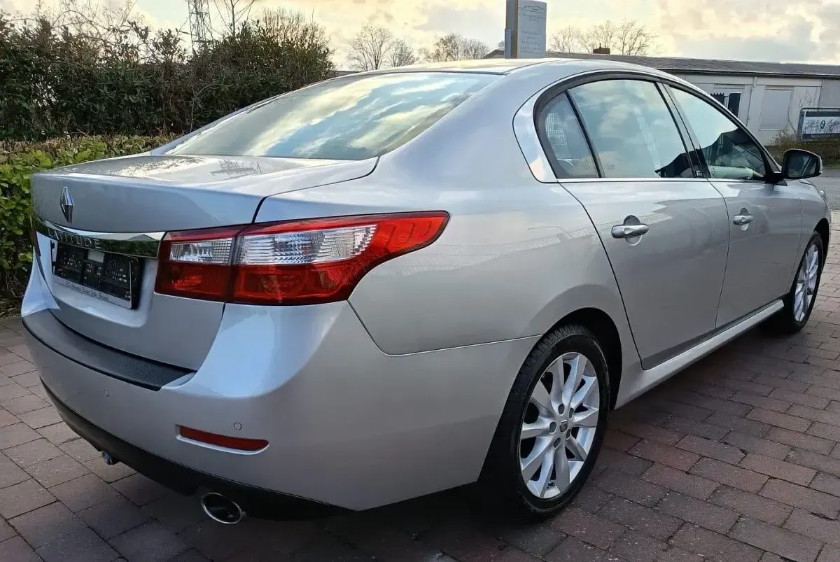 Gebraucht Renault Latitude 140 PS (102 kW) 2011 Silber Limousine