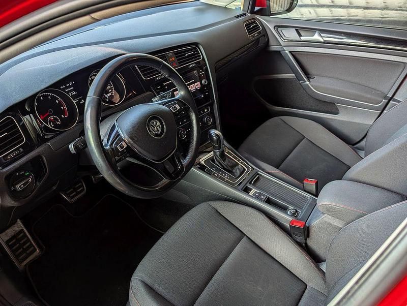 Gebraucht VW Golf VII Sound 125 PS (91 kW) 2018 Rot Limousine