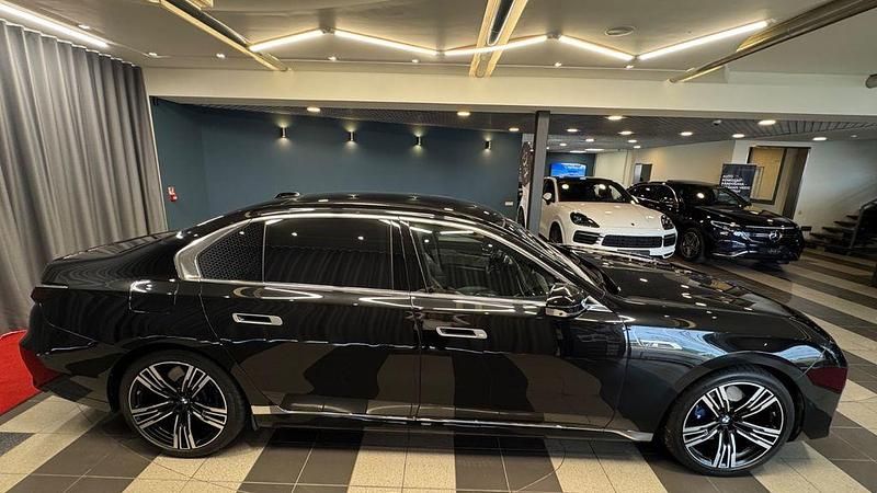 Gebraucht BMW M760e Performance 571 PS (419 kW) 2024 Schwarz Limousine