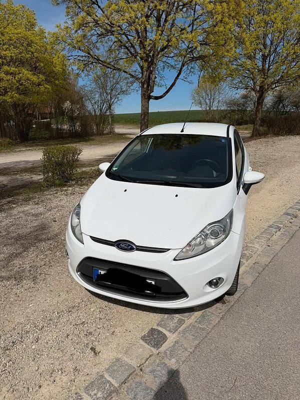 Gebraucht Ford Fiesta 95 PS (69 kW) 2012 Weiß Kleinwagen