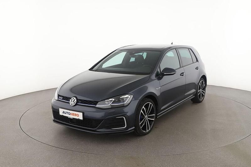 Blau Gebraucht 2017 VW Golf VII GTE Limousine | 18.390 € - Bild 1/3