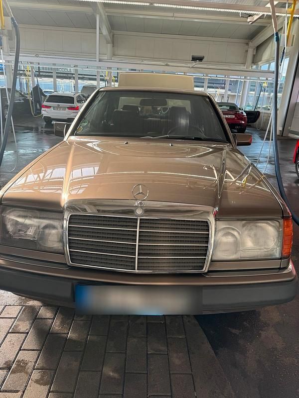 Braun Gebraucht 1991 Mercedes E230 Limousine | 3.500 € - Bild 1/4
