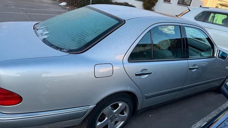 Gebraucht Mercedes E240 Elegance 170 PS (125 kW) 1997 Silber Limousine