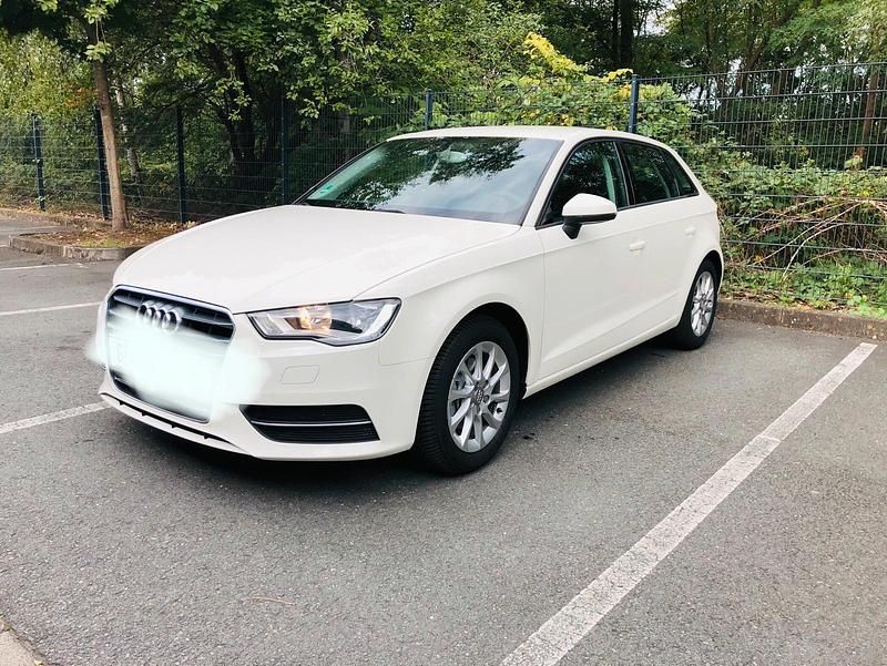 Weiß Gebraucht 2013 Audi A3 Sportback Attraction Kleinwagen | 6.999 € (Guter Preis) - Bild 1/4