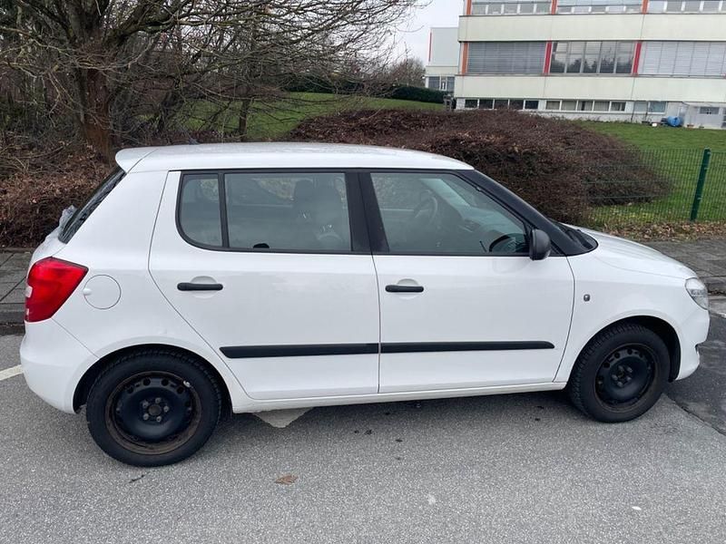 Gebraucht Skoda Fabia Ambiente 69 PS (50 kW) 2012 Weiß Limousine