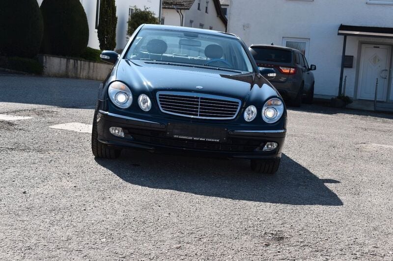 Schwarz Gebraucht 2004 Mercedes E500 Avantgarde Limousine | 4.900 € (Guter Preis) - Bild 1/4
