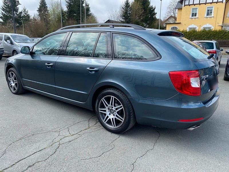 Gebraucht Skoda Superb 140 PS (102 kW) 2015 Grau Kombi