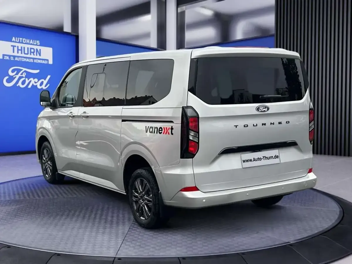 Neu Ford Tourneo 136 PS (100 kW) 2025 Moondustsilver metallic Van / Kleinbus