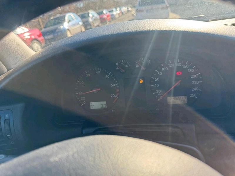 Gebraucht VW Passat 136 PS (100 kW) 1999 Rot Limousine