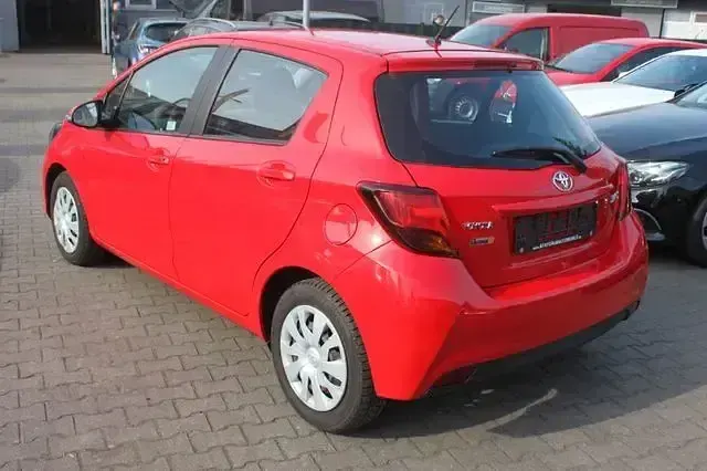 Gebraucht Toyota Yaris Comfort 69 PS (50 kW) 2017 Rot Limousine