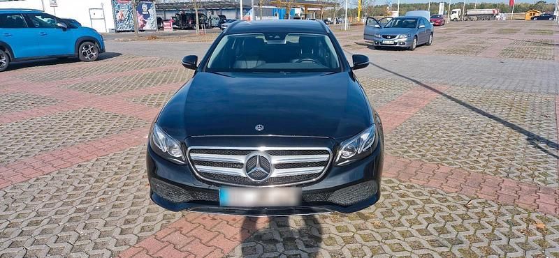 Schwarz Gebraucht 2017 Mercedes E220 Avantgarde Kombi | 12.990 € (Superpreis) - Bild 1/4