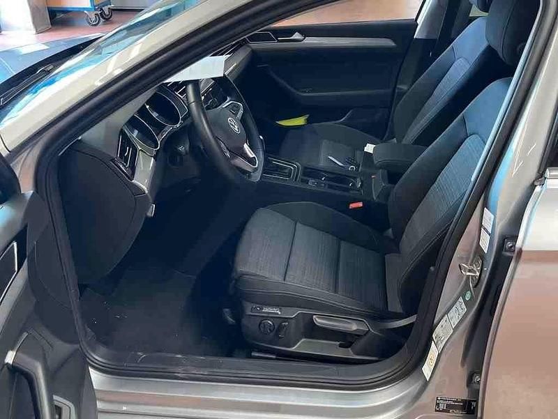Gebraucht VW Passat 150 PS (110 kW) 2022 Silber Kombi