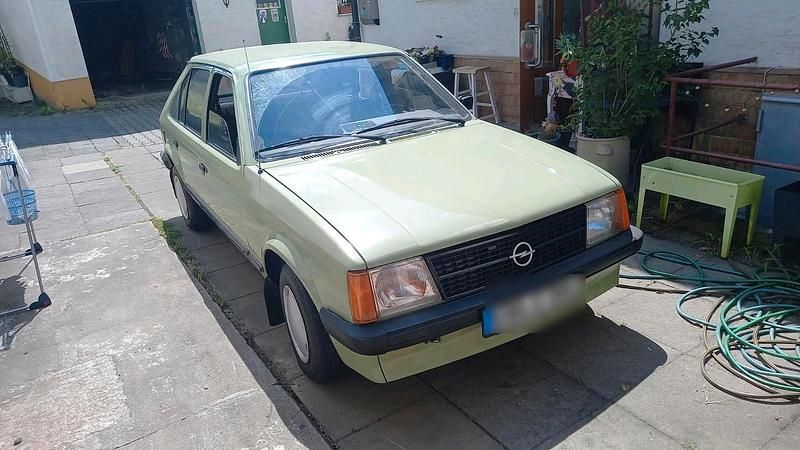 Grün Gebraucht 1982 Opel Kadett Limousine | 3.500 € - Bild 1/4