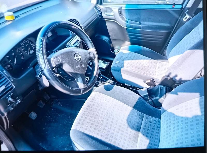 Gebraucht Opel Zafira 125 PS (91 kW) 2001 Silber Van / Kleinbus