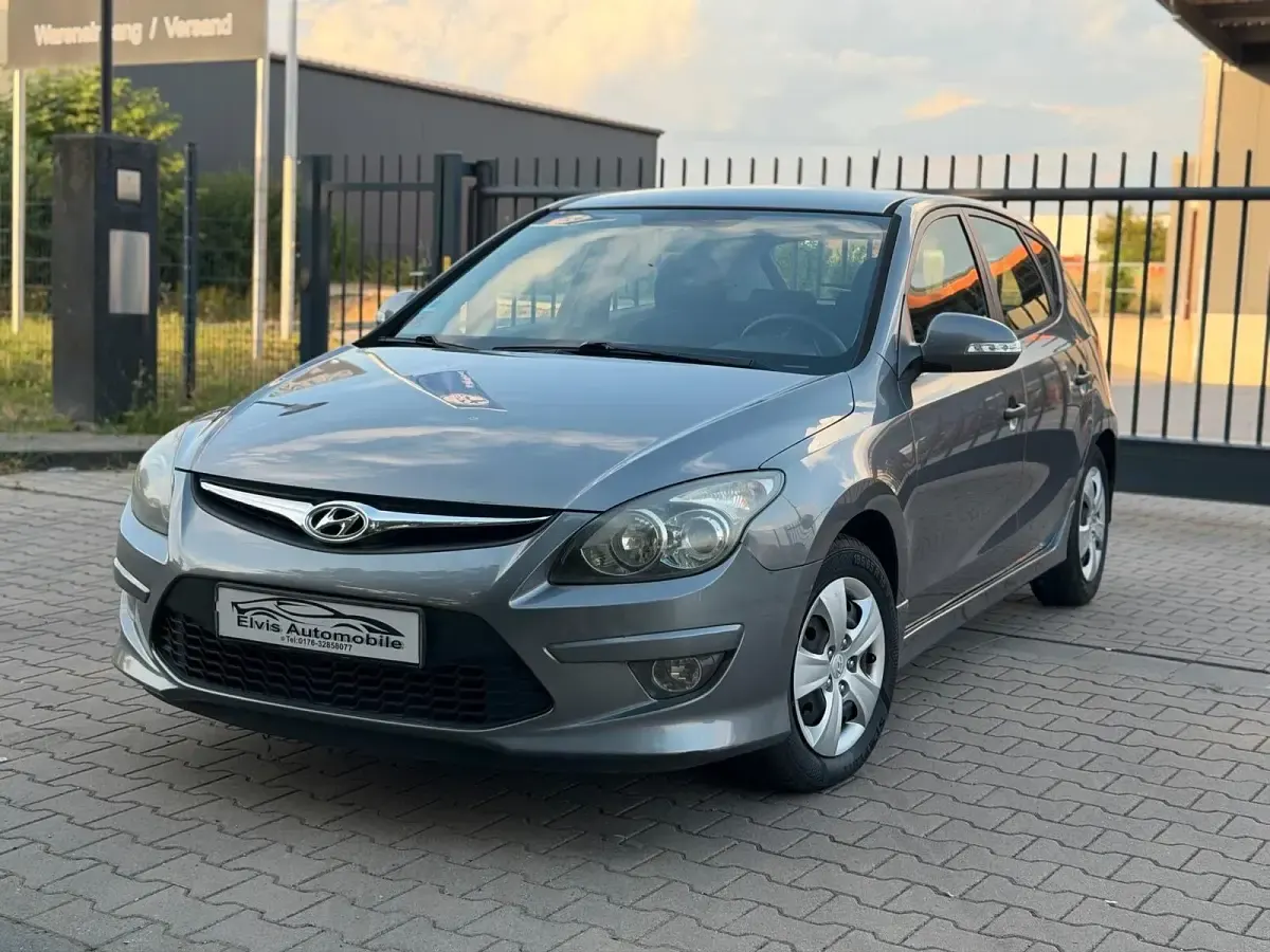 Gebraucht Hyundai i30 Classic 90 PS (66 kW) 2012 Grau Limousine