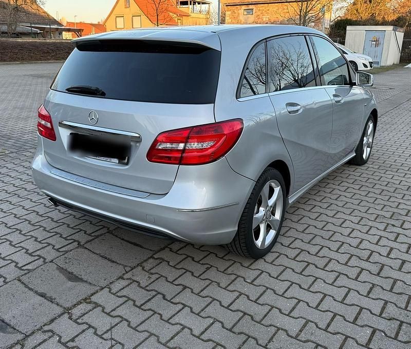 Gebraucht Mercedes B180 122 PS (89 kW) 2011 Silber Van / Kleinbus
