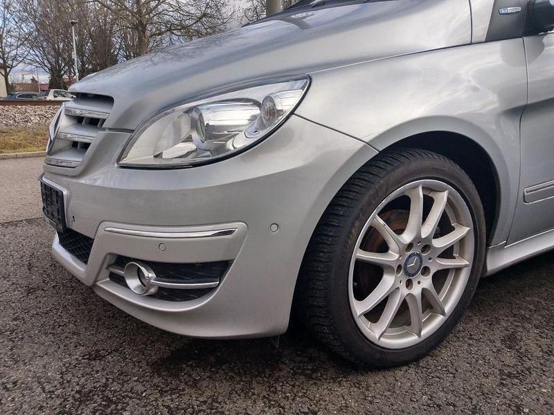 Gebraucht Mercedes B180 116 PS (85 kW) 2011 Silber Van / Kleinbus