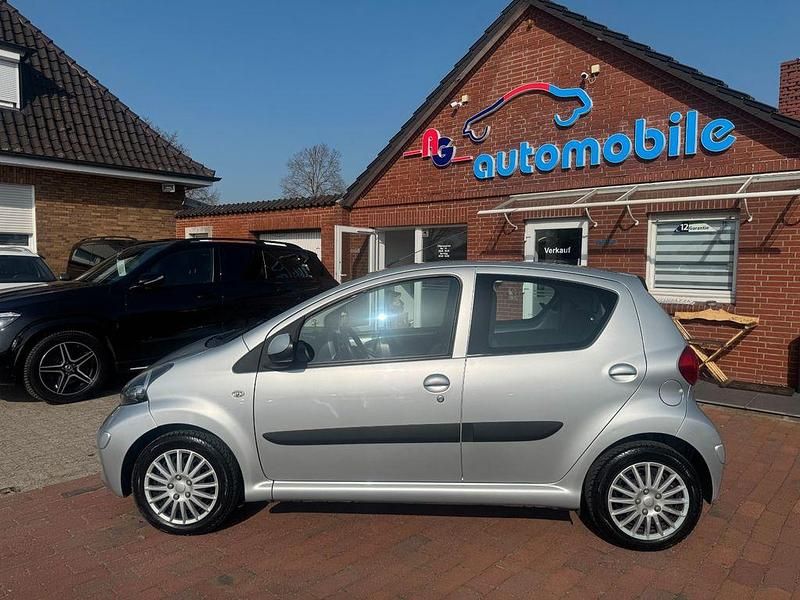 Gebraucht Toyota Aygo 68 PS (50 kW) 2007 Silber Kleinwagen