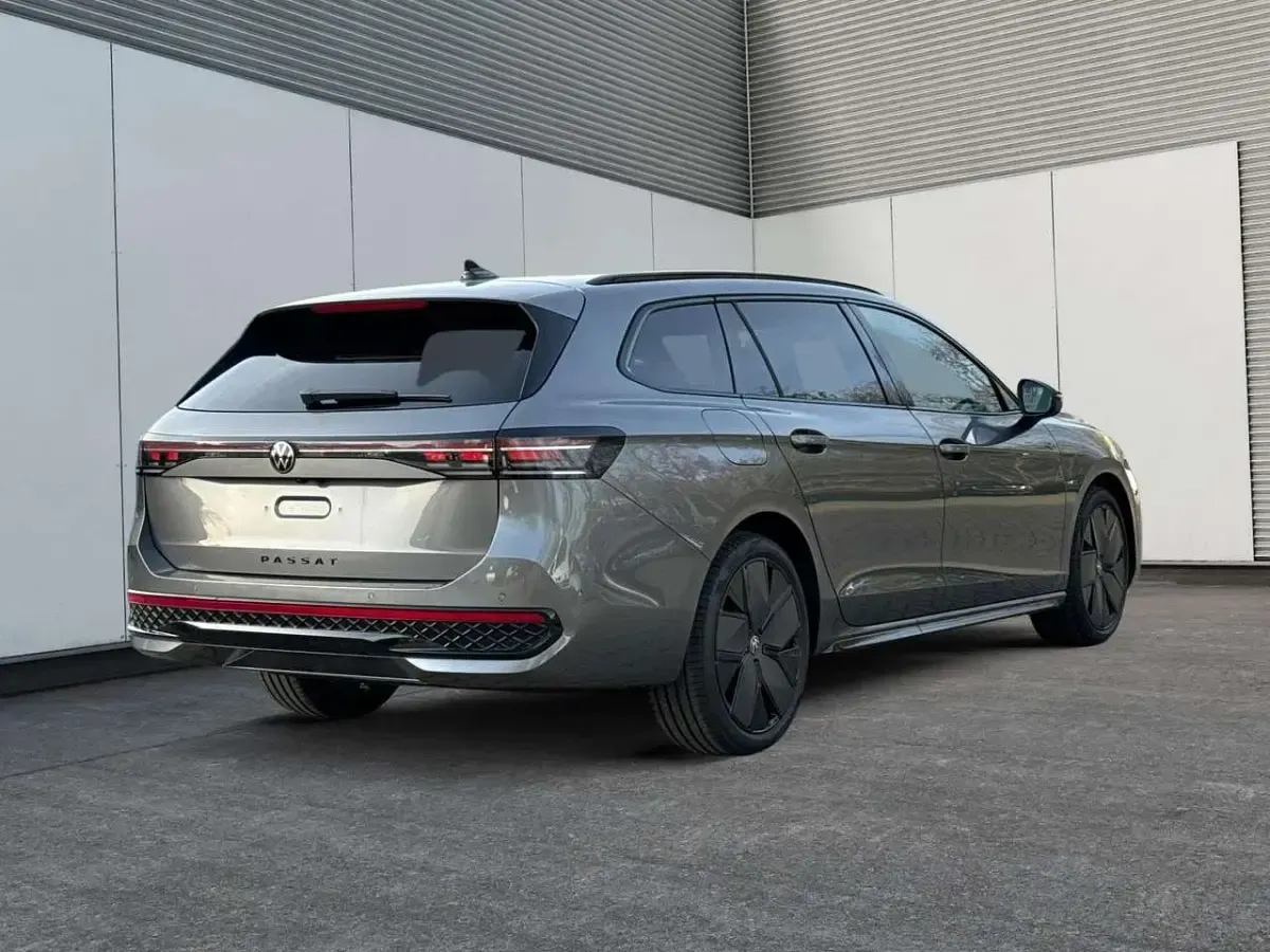 Neu VW Passat R-line 193 PS (141 kW) 2025 Diabasgrau metallic Kombi