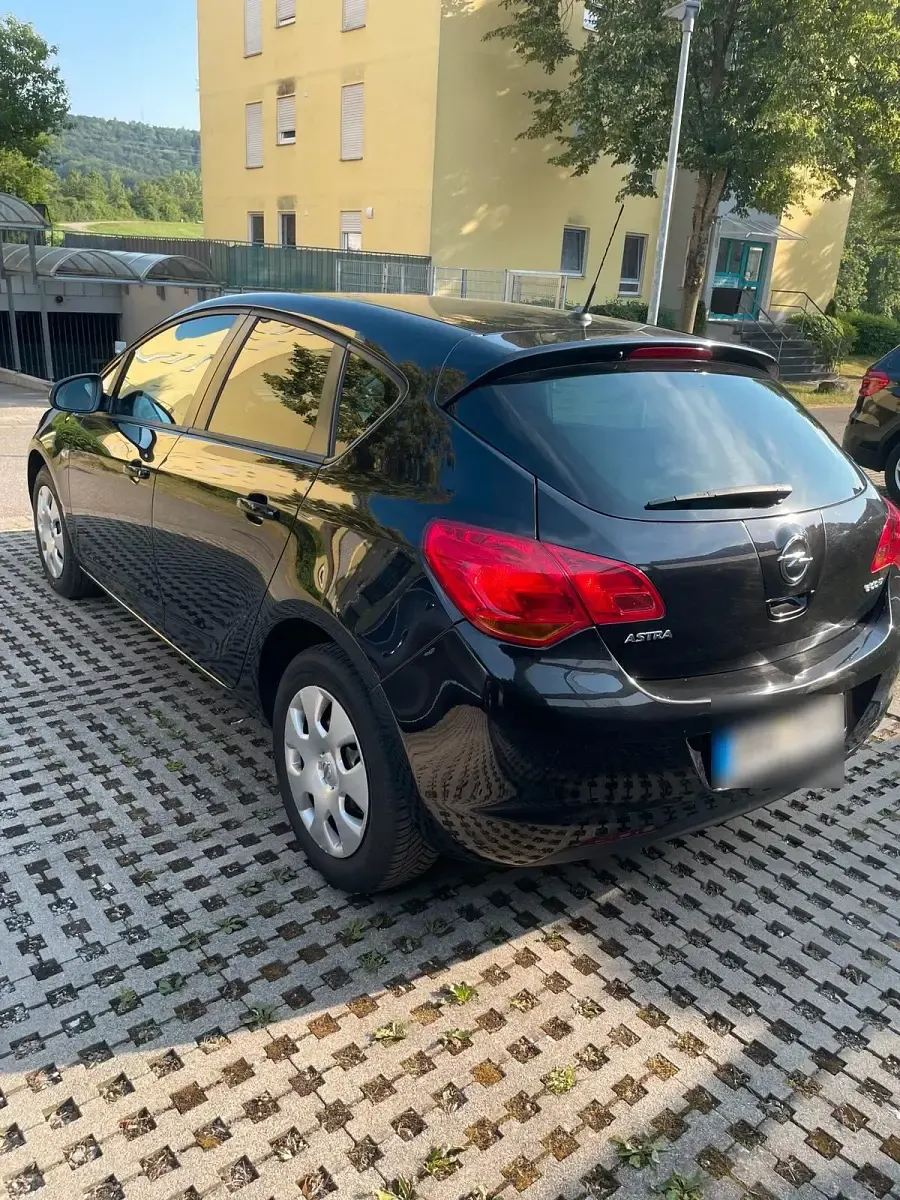 Gebraucht Opel Astra 101 PS (74 kW) 2011 Schwarz Limousine