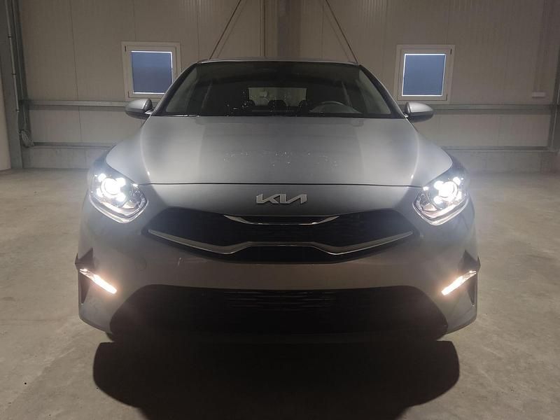 Neu Kia Ceed 101 PS (74 kW) 2025 Lunargrau metallic Kleinwagen