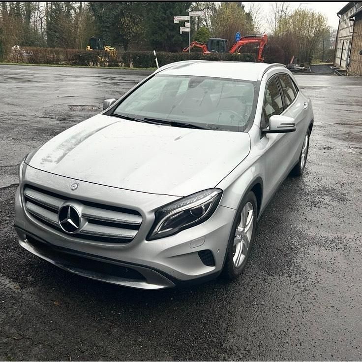 Silber Gebraucht 2015 Mercedes GLA180 SUV | 13.900 € - Bild 1/4