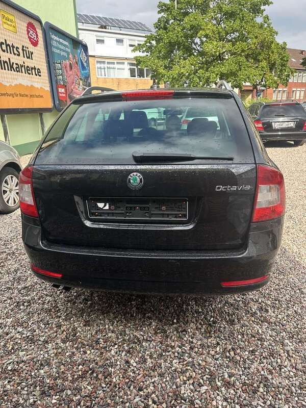 Schwarzmagic perleffekt Gebraucht 2012 Skoda Octavia Elegance Kombi | 7.999 € (Guter Preis) - Bild 1/4