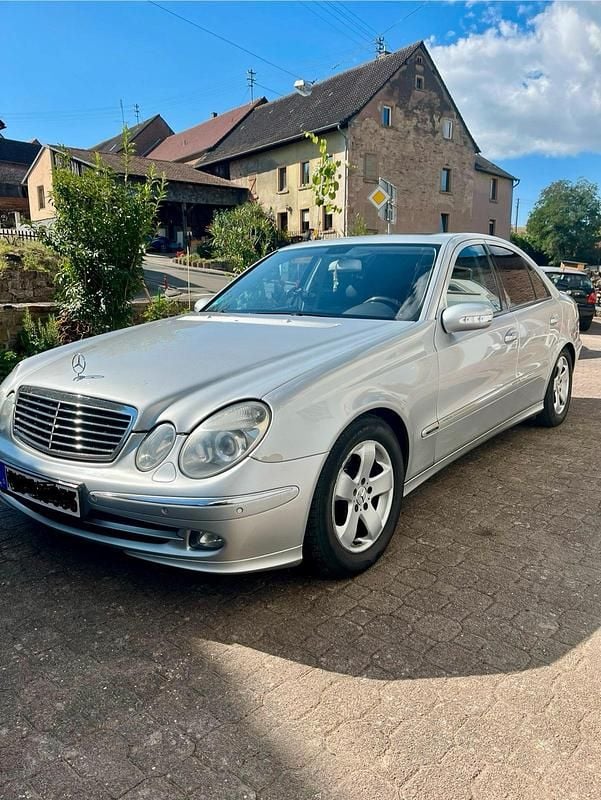 Silber Gebraucht 2004 Mercedes E280 Avantgarde Limousine | 2.350 € (Fairer Preis) - Bild 1/4