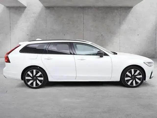 Używany Volvo V90 Plus 398 KM (292 kW) 2025 Biały Kombi
