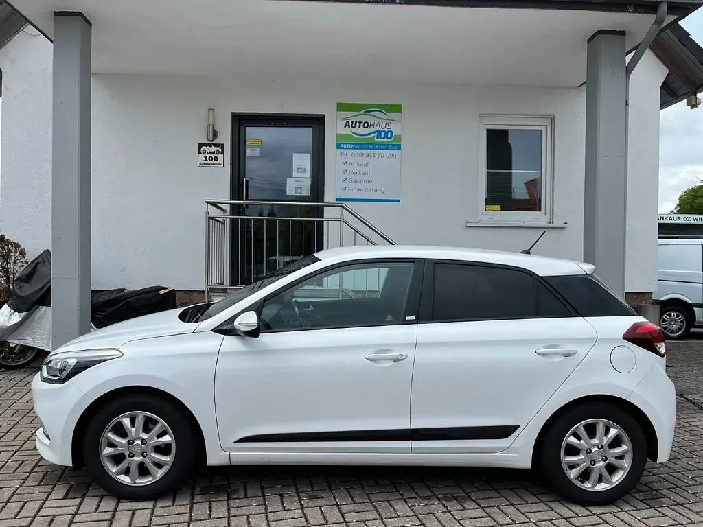 Gebraucht Hyundai i20 Passion 84 PS (61 kW) 2016 Weiß Limousine