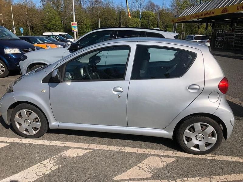 Silber Gebraucht 2008 Toyota Aygo Kleinwagen | 2.500 € (Fairer Preis) - Bild 1/4