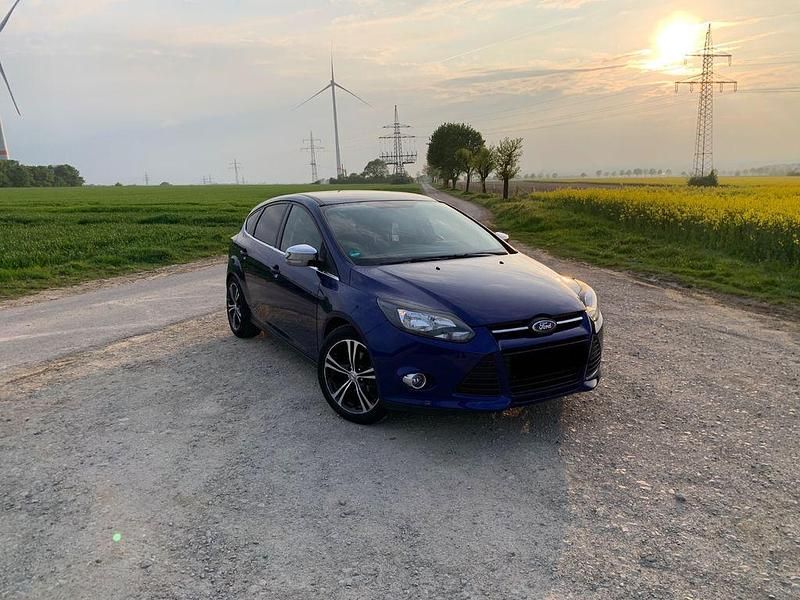 Blau Gebraucht 2014 Ford Focus Limousine | 4.300 € (Superpreis) - Bild 1/4