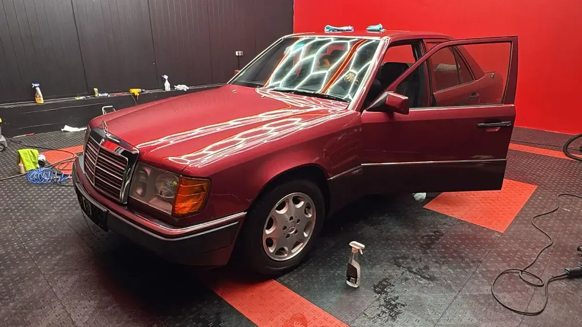 Gebraucht Mercedes 220 150 PS (110 kW) 1993 Rot Limousine