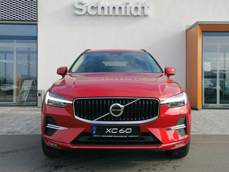 Gebraucht Volvo XC60 Core 197 PS (144 kW) 2023 Fusion red metallic SUV