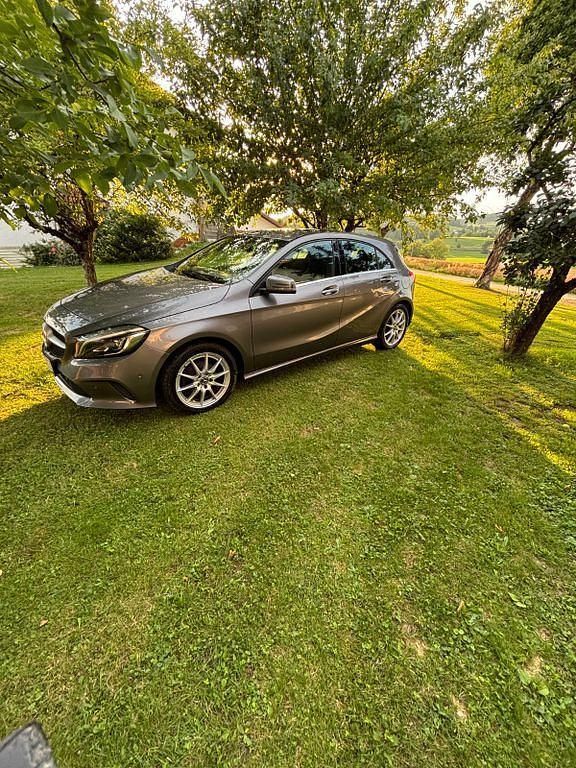 Schwarz Gebraucht 2017 Mercedes A200 Urban Limousine | 12.000 € (Superpreis) - Bild 1/4