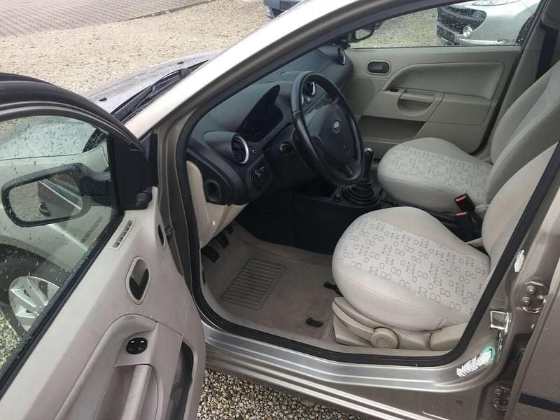 Gebraucht Ford Fiesta Ambiente 80 PS (58 kW) 2002 Gold (metallic) Kleinwagen