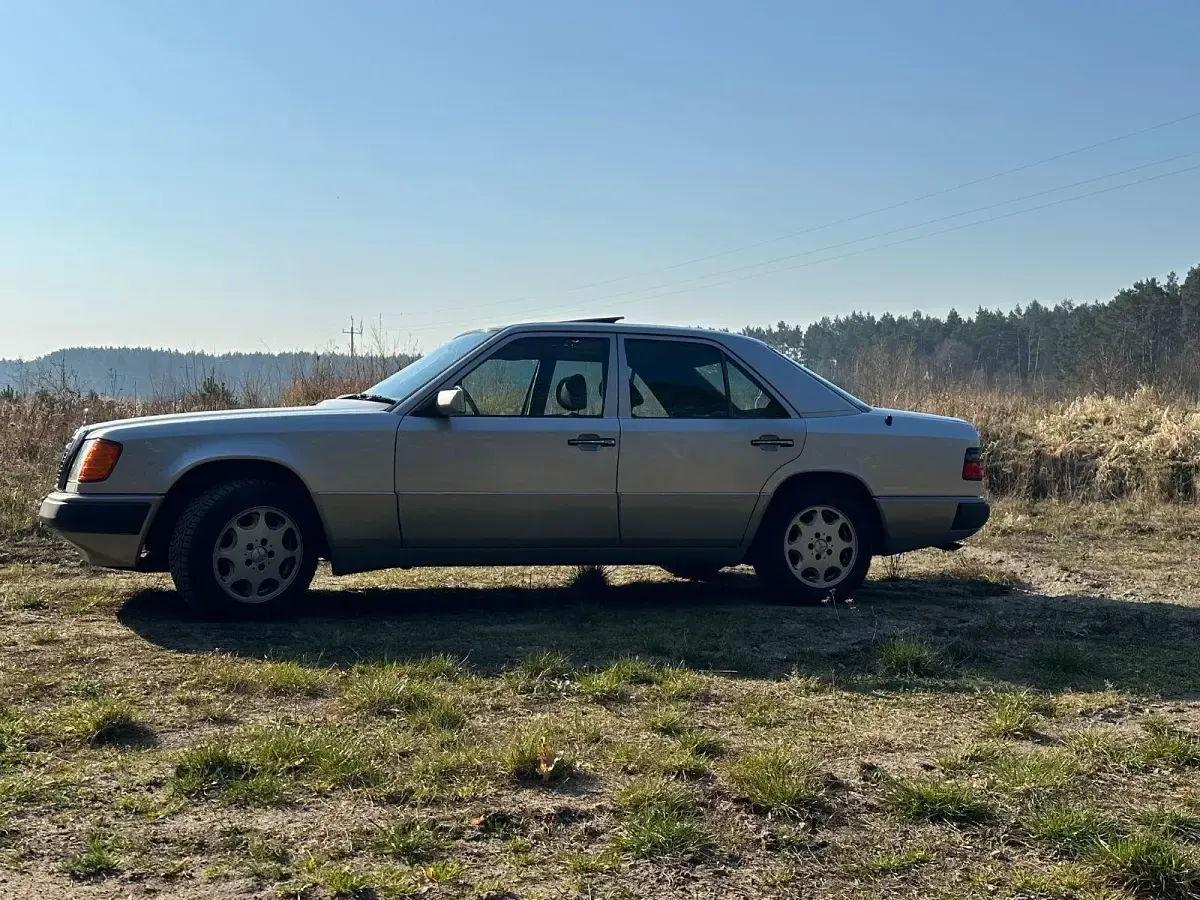 Gebraucht Mercedes E260 160 PS (117 kW) 1992 Silber Limousine