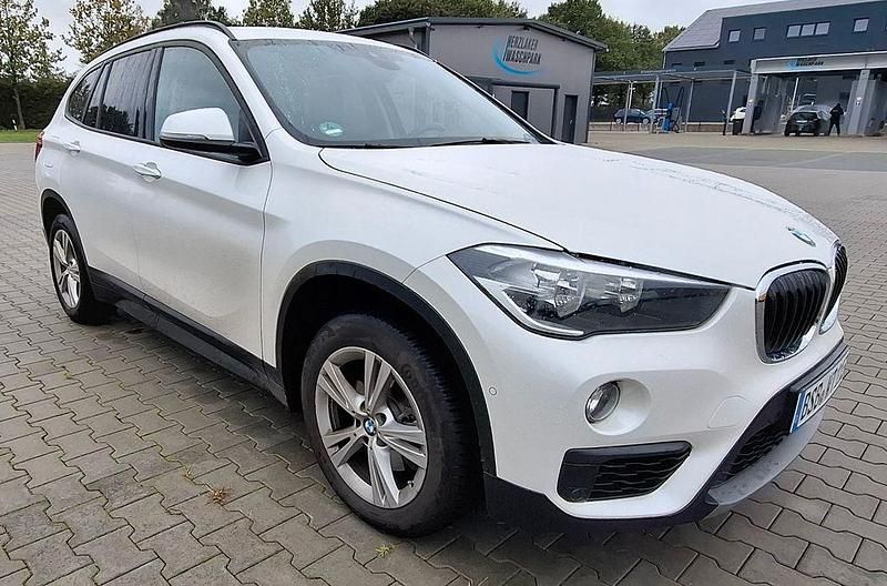 Weiß Gebraucht 2016 BMW X1 Sport Line SUV | 14.200 € (Superpreis) - Bild 1/4