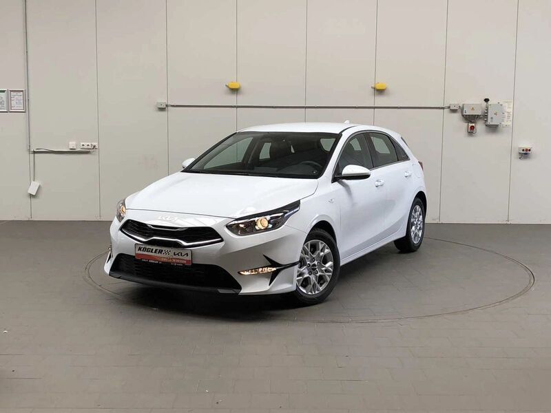 Weiss Neu 2025 Kia Ceed 2 Limousine | 28.856 € (Teuer) - Bild 1/4