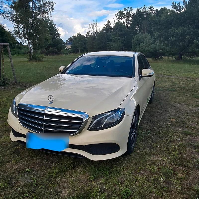 Beige Gebraucht 2017 Mercedes E220 Limousine | 7.800 € (Fairer Preis) - Bild 1/4