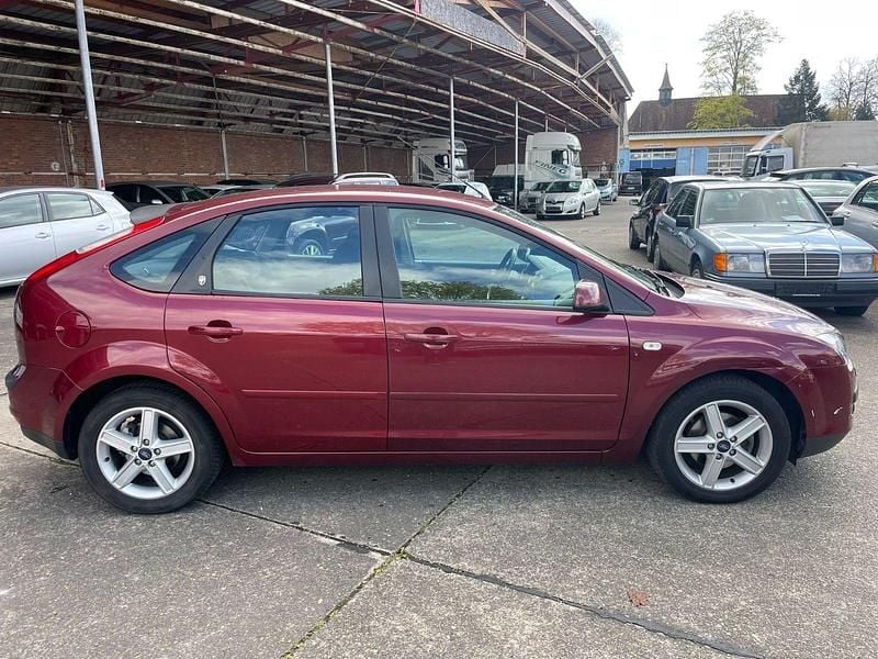 Gebraucht Ford Focus Ghia 101 PS (74 kW) 2005 Rot Kombi